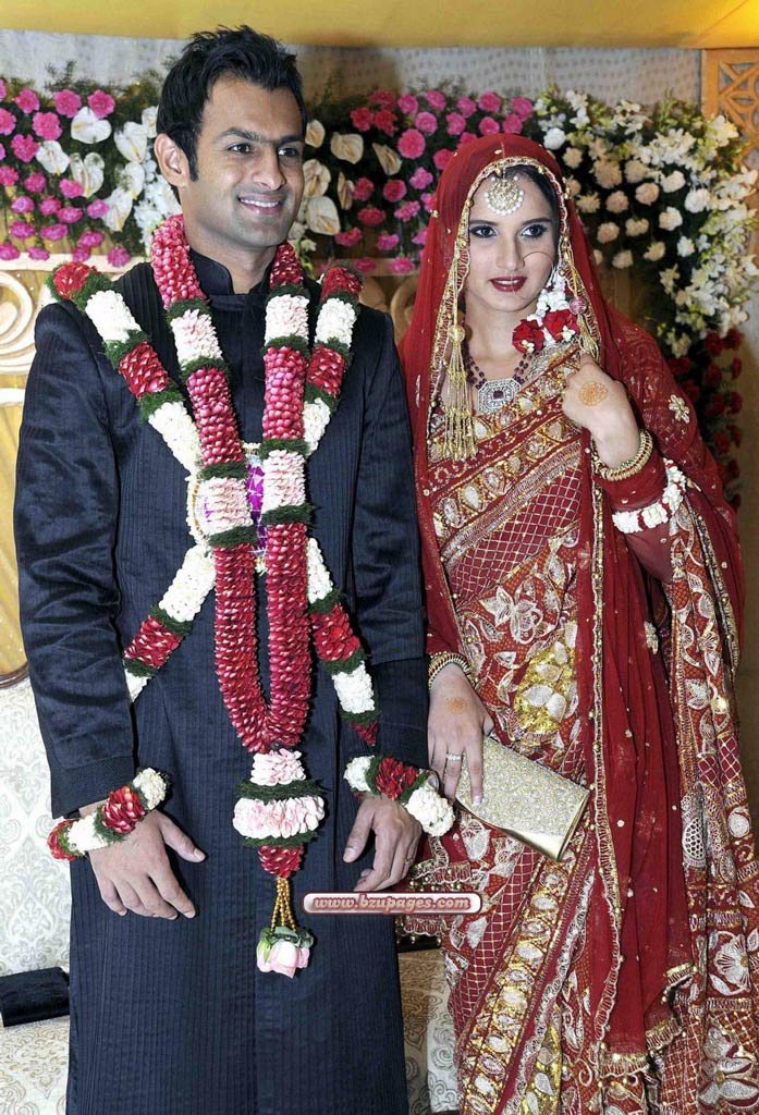 Name:  Shoaib Malik and Sania Mirza Wedding Picture (2).jpg
Views: 25701
Size:  188.4 KB