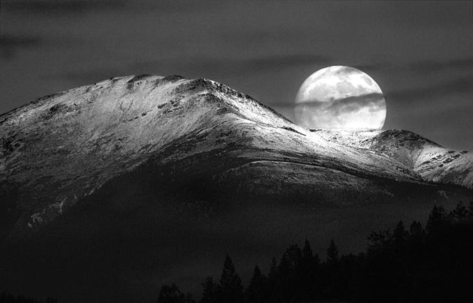 Name:  Moon Meets Earth - Ultra Zoom View 2.jpg
Views: 1009
Size:  52.5 KB