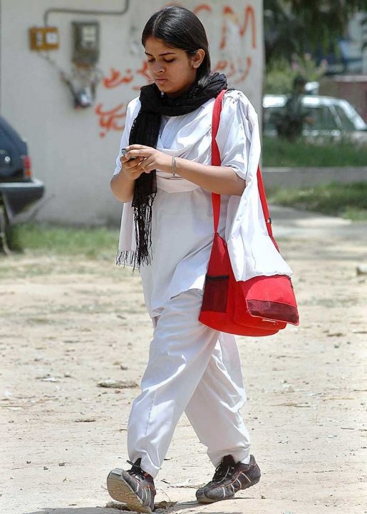 Name:  girl doig sms on the road.jpg
Views: 4751
Size:  77.3 KB