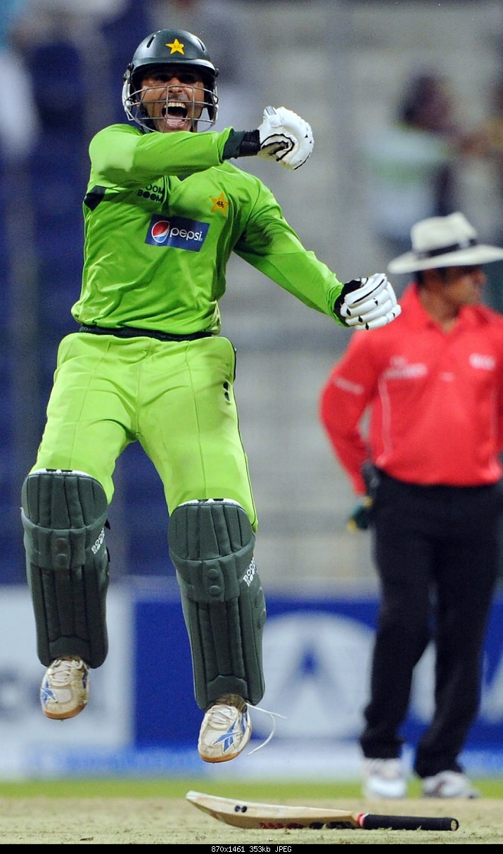 Click image for larger version

Name:	Abdul Razzaq roars after sealing an incredible victory, Pakistan v South Africa, 2nd ODI, Abu Dh.jpg
Views:	2294
Size:	352.7 KB
ID:	20567