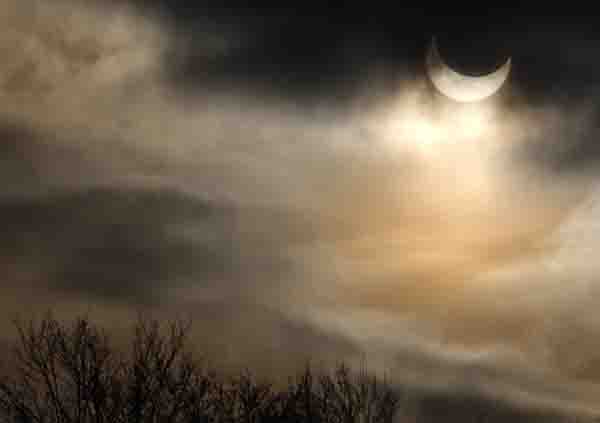 Name:  The moon passes between the sun and the earth during a partial solar eclipse in Munich January 4.JPG
Views: 1154
Size:  29.8 KB
