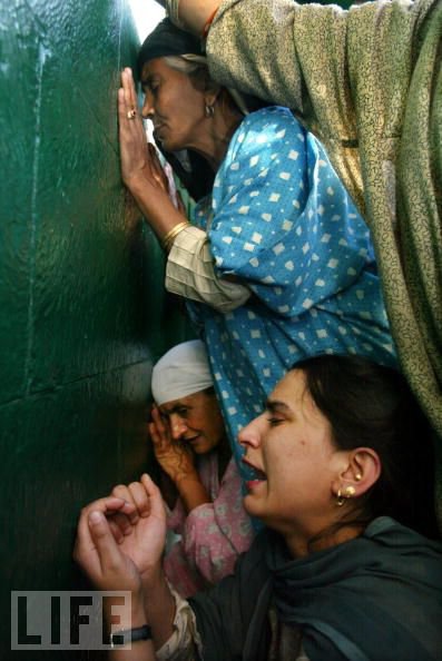 Name:  Tmhe kiya hogya he k tmhari nazron me ALLAH ka koi waqar nhe.jpg
Views: 1318
Size:  50.3 KB