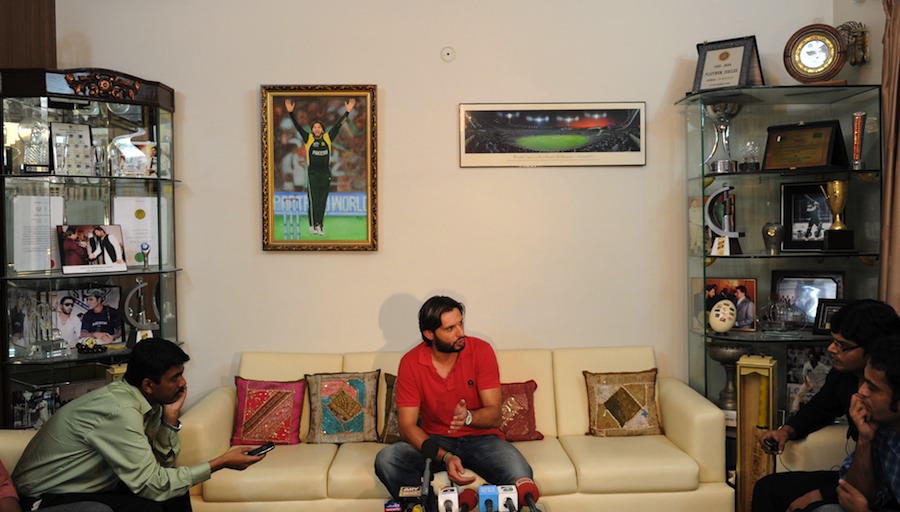 Click image for larger version

Name:	Afridi Real Life Photos ( Personal Pics ) (14).jpg
Views:	986
Size:	134.3 KB
ID:	22450