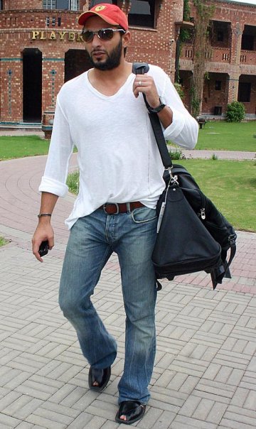Name:  Afridi Real Life Photos ( Personal Pics ) (19).jpg
Views: 29571
Size:  61.6 KB