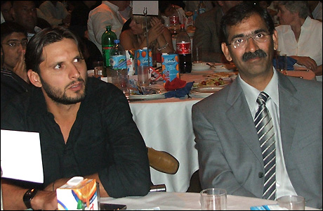 Name:  Afridi Real Life Photos ( Personal Pics ) (21).jpg
Views: 26889
Size:  68.2 KB