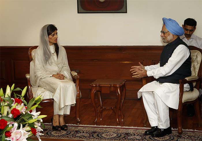 Name:  hina-pmmeet Hina Rabbani Khar's date with India.jpg
Views: 4228
Size:  51.4 KB