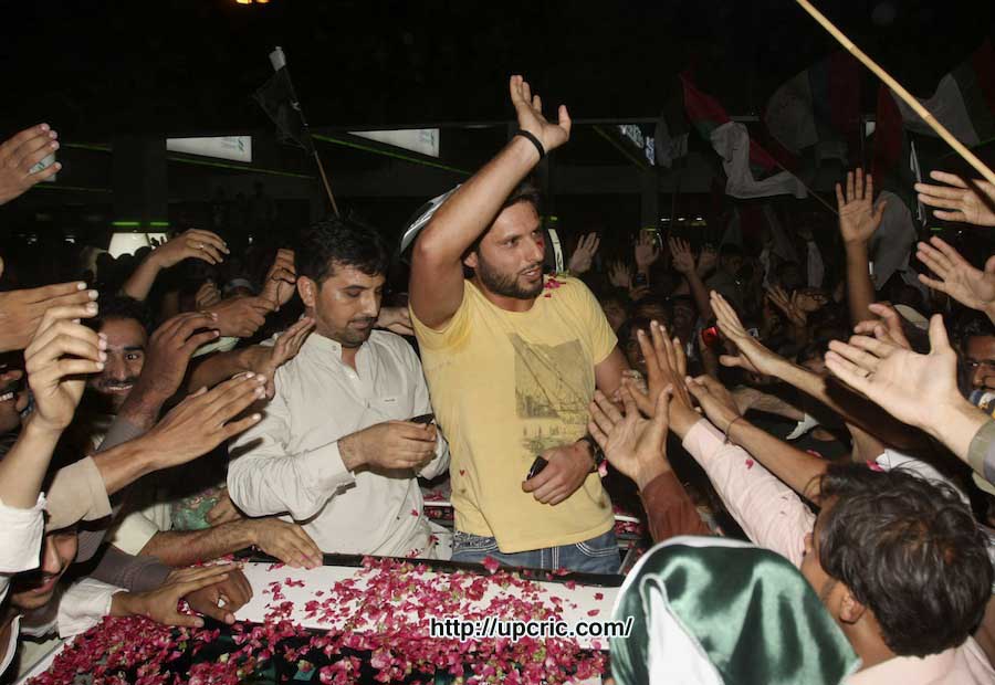 Click image for larger version

Name:	Shahid Afridi returns from England to a rousing welcome, Karachi, June 5, 2011.jpg
Views:	672
Size:	176.5 KB
ID:	26103