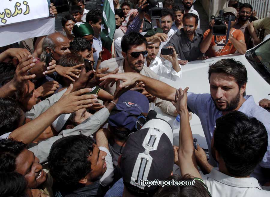 Click image for larger version

Name:	Shahid Afridi is mobbed by the media and fans at the Sindh High Court, Karachi, June 7, 2011.jpg
Views:	536
Size:	204.2 KB
ID:	26106