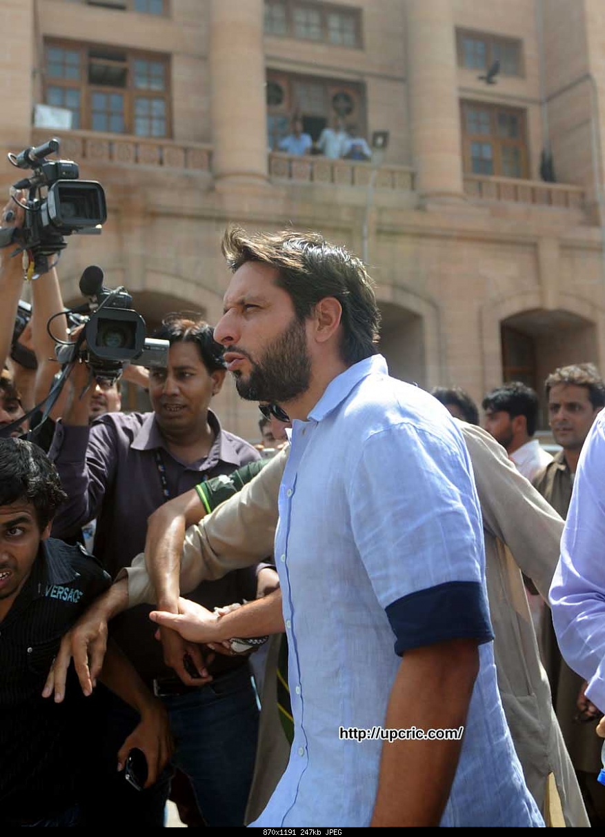 Click image for larger version

Name:	Shahid Afridi leaves after filing a petition at the Sindh High Court, Karachi, June 7, 2011.jpg
Views:	940
Size:	247.3 KB
ID:	26107