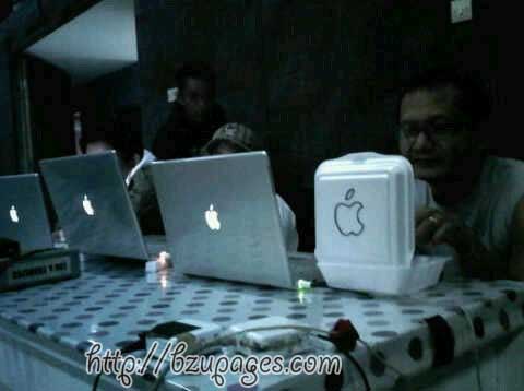 Name:  I want a Macbook too... just not that white colored one in this pic.jpg
Views: 332
Size:  34.7 KB