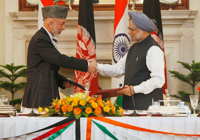 Name:  Prime Minister Manmohan Singh of India, right, and President Hamid Karzai of Afghanistan shook h.jpg
Views: 315
Size:  96.6 KB