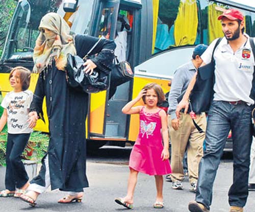 Name:  Shahid Afridi's Wife in Burqa on Road.jpg
Views: 22677
Size:  73.5 KB