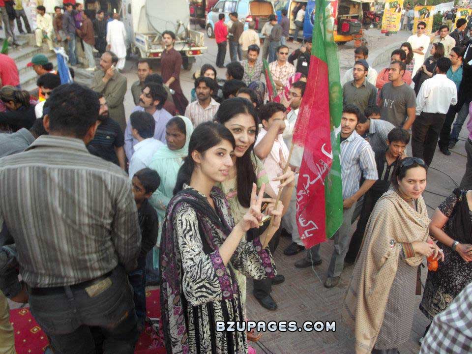 Click image for larger version

Name:	Pakistan Tehreek-E-Insaf historic jalsa PTI in lahore rally 30october11 (14).jpg
Views:	336
Size:	248.0 KB
ID:	27367