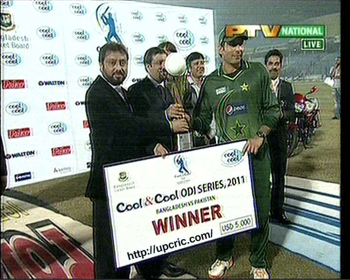 Name:  Misbah with Cool & Cool Winner Trophy and 5000$ winning Prize.jpg
Views: 874
Size:  106.8 KB
