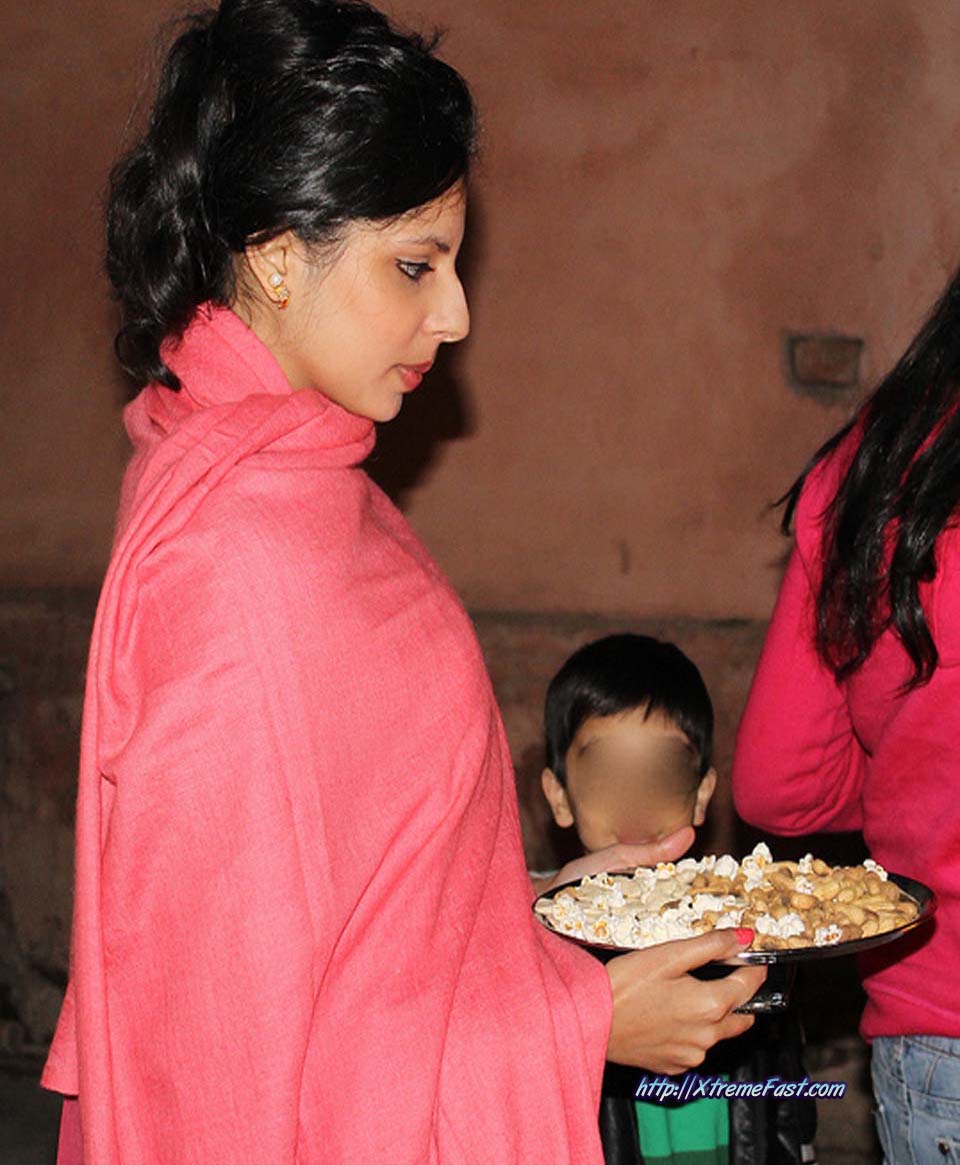 Click image for larger version

Name:	woman, winter Winter Shawls.jpg
Views:	479
Size:	238.1 KB
ID:	28932