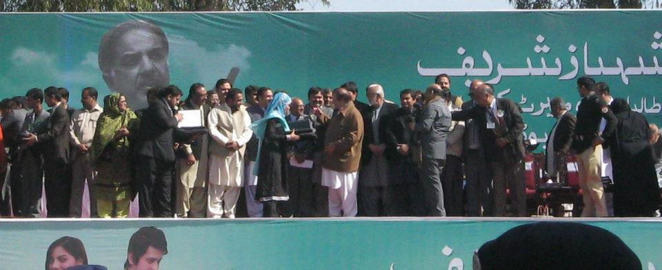Click image for larger version

Name:	Laptop Distribution Ceremony in BZU by Nawaz Sharif (7).jpg
Views:	443
Size:	112.4 KB
ID:	28958