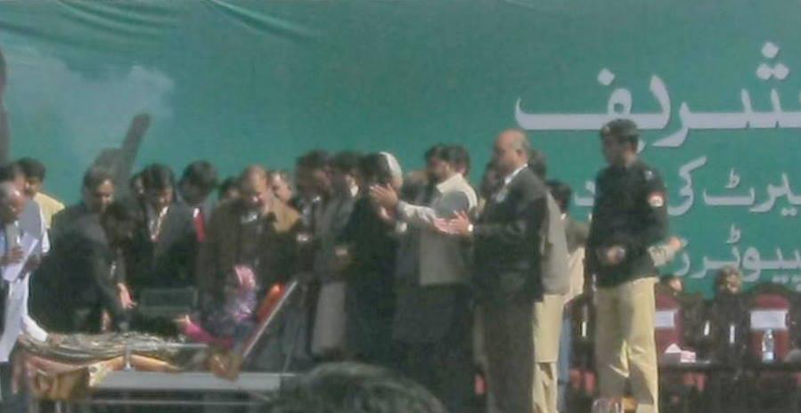 Click image for larger version

Name:	Laptop Distribution Ceremony in BZU by Nawaz Sharif (11).jpg
Views:	478
Size:	84.9 KB
ID:	28962