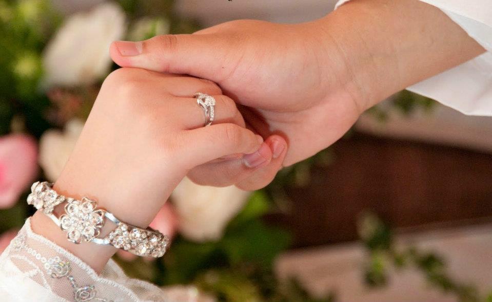 Click image for larger version

Name:	ring in fingure beautiful hands.jpg
Views:	428
Size:	116.5 KB
ID:	28998