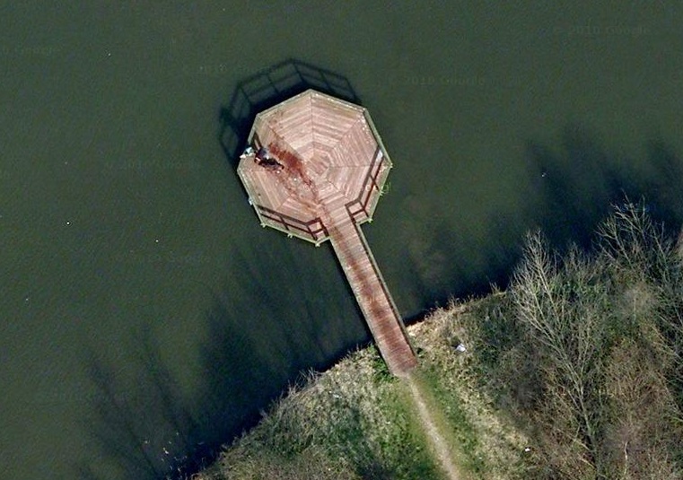Name:  Is this a someone dragging a dead body into a lake on Google Maps.jpg
Views: 1122
Size:  145.9 KB