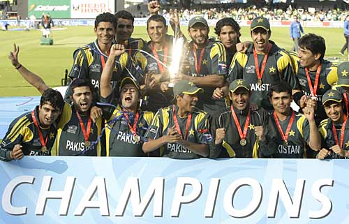 Name:  The-Pakistan-team-is-ecstatic-after-winning-the-final.jpg
Views: 13330
Size:  36.6 KB