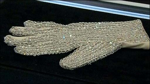 Name:  Jackson's glove sells for thousands.jpg
Views: 148
Size:  25.2 KB