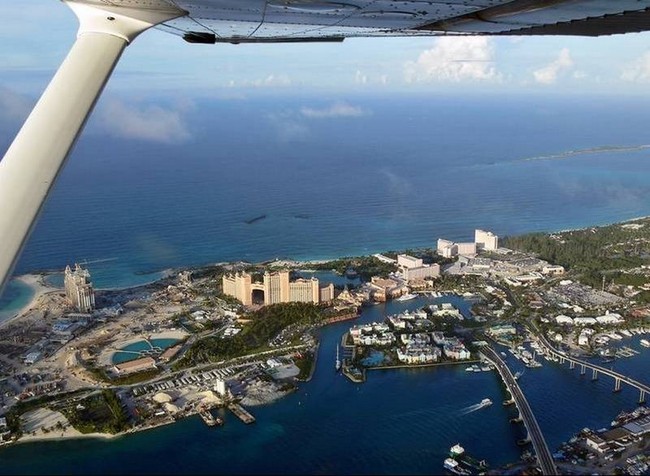 airoplane-under-wing-plane-19-pictures-bahamas.jpg
