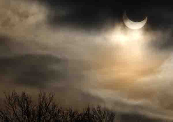 Name:  The moon passes between the sun and the earth during a partial solar eclipse in Munich January 4.JPG
Views: 1046
Size:  29.8 KB