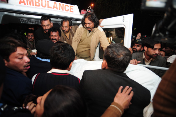 Name:  Activists of Pakistan People's Party shift the body of Punjab governor Salman Taseer in an ambul.JPG
Views: 2602
Size:  80.1 KB