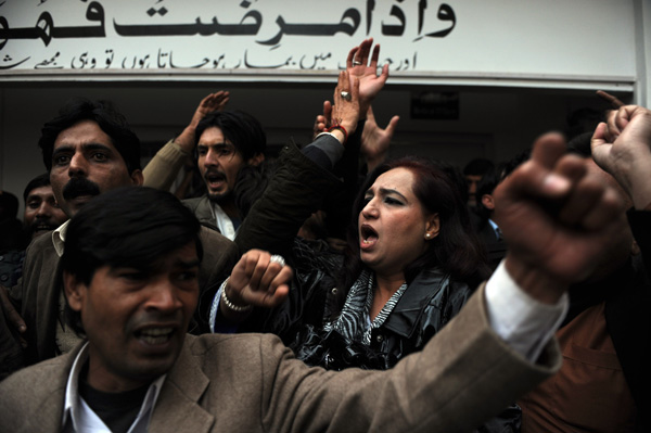 Name:  Supporters shout slogans against the killing of Salman Taseer, the Governor of Punjab, outside a.JPG
Views: 2306
Size:  76.1 KB