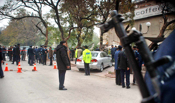 Name:  Police officials cordon off the area after Punjab Governor Salman Taseer assassinated allegedly .JPG
Views: 2199
Size:  123.4 KB