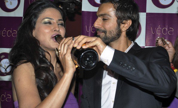 Name:  Veena Malik Drinking Wine On Ashmit Patel�s Birthday Party Pictures.jpg
Views: 7951
Size:  55.4 KB