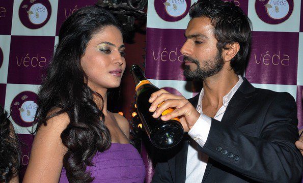 Name:  Veena Malik Drinking Wine On Ashmit Patel�s Birthday Party Pictures2.jpg
Views: 3141
Size:  60.2 KB