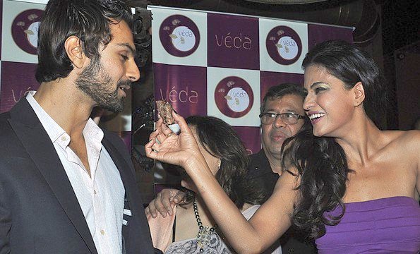 Name:  Veena Malik Drinking Wine On Ashmit Patel�s Birthday Party Pictures4.jpg
Views: 2375
Size:  60.8 KB