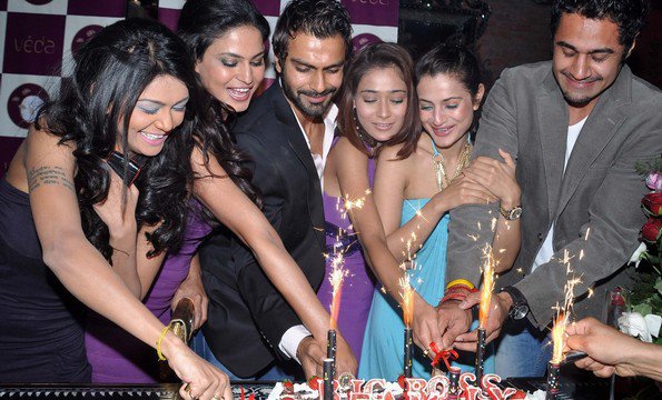 Name:  Veena Malik Drinking Wine On Ashmit Patel�s Birthday Party Pictures3.jpg
Views: 8322
Size:  71.8 KB
