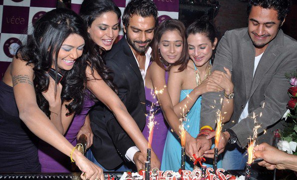 Name: Veena Malik Drinking Wine On Ashmit Patel's Birthday Party 