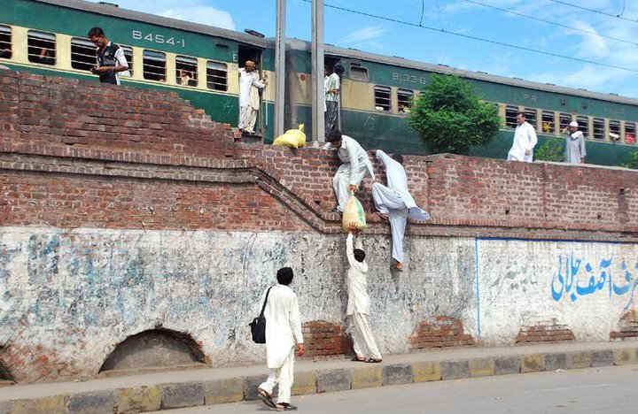 Name:  People rushing to train.jpg
Views: 647
Size:  109.5 KB