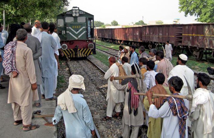 Name:  Train and railway workers.jpg
Views: 714
Size:  97.3 KB