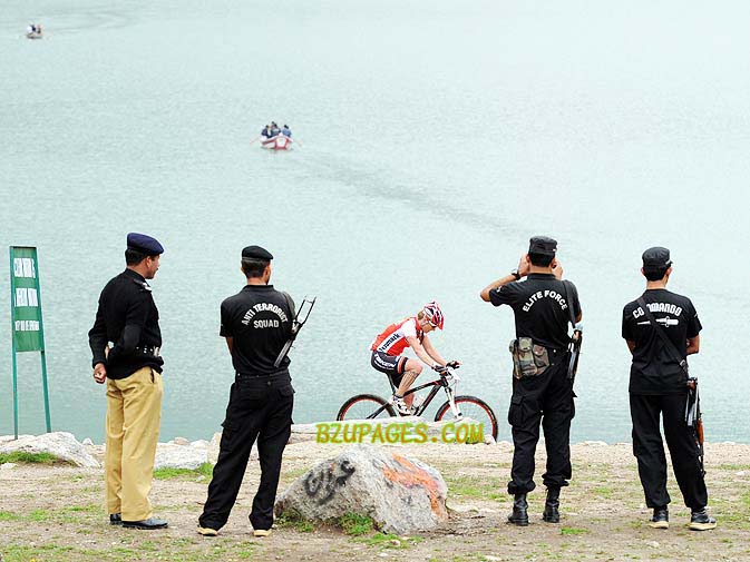 Name:  Pakistani policemen stand guard as local and international cyclists compete in the Himalayas 201.jpg
Views: 425
Size:  79.0 KB