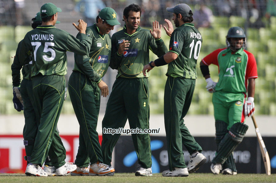 Bangladesh ko sabak sikhane k liye Pakistan nay qamar kas li-pakistan-get-together-after-wicket-bangladesh-v-pakistan-1st-odi-mirpur-december-1-2011.jpg