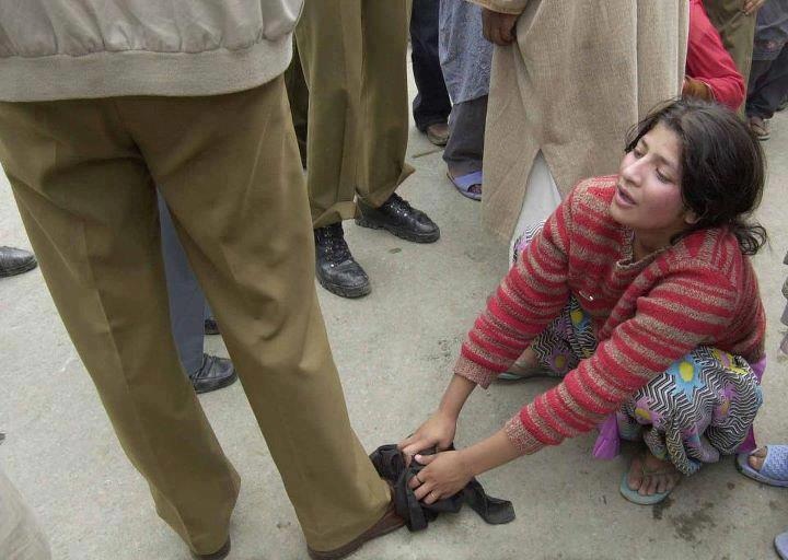 Name:  Girl clean shoes of Police man.jpg
Views: 1809
Size:  108.8 KB