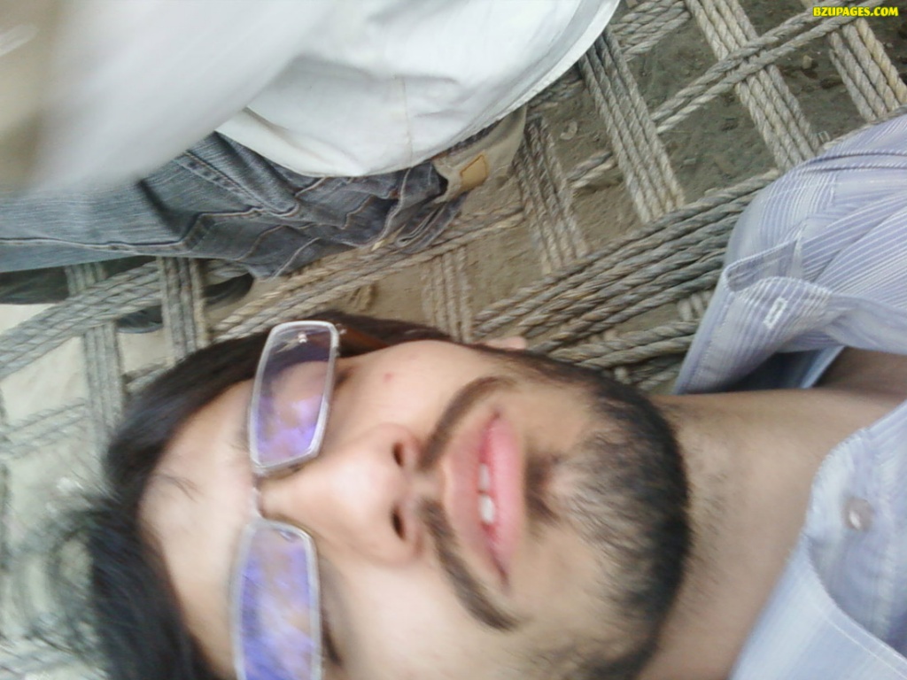 Sheraz, ghooray baich kar so raha tha...