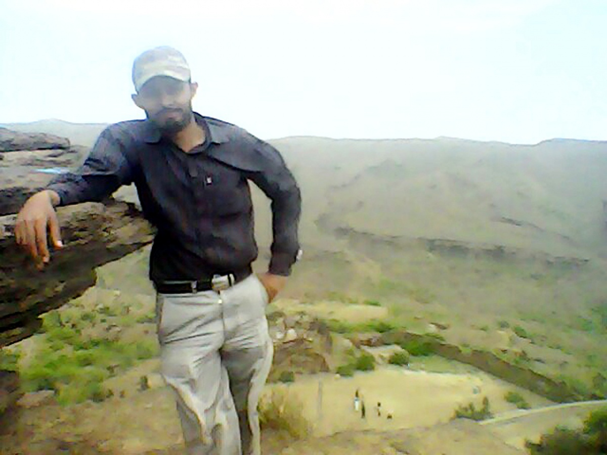 Shoaib was to frightened when he was standing their for snap