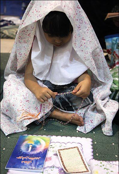 Little Baby Tasbeeh parh rahi hay