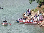 Students arrives to enjoy a ride on boat1